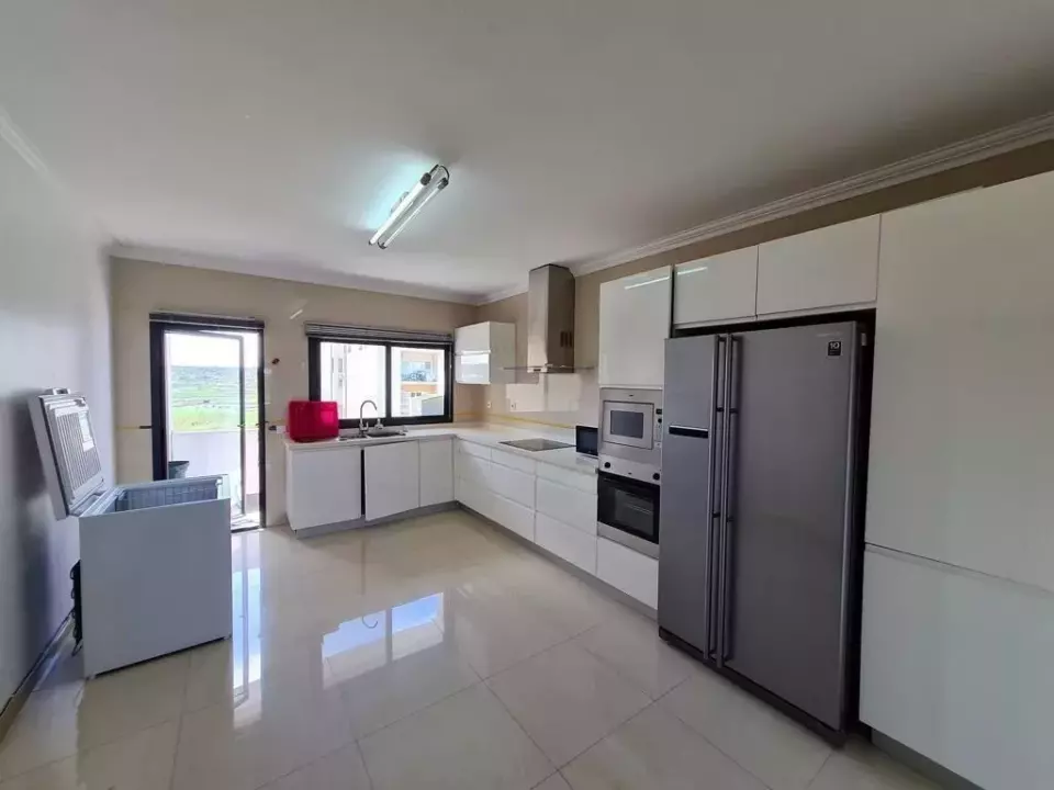Apartamento T4 para arrendar no Triunfo, Maputo