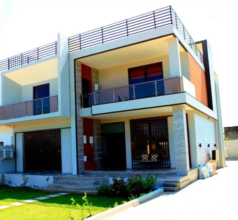 Vende-se luxuosa moradia duplex tipo 3, nova por estrear, dentro do Condomínio no Hanhane, Cidade da Matola.