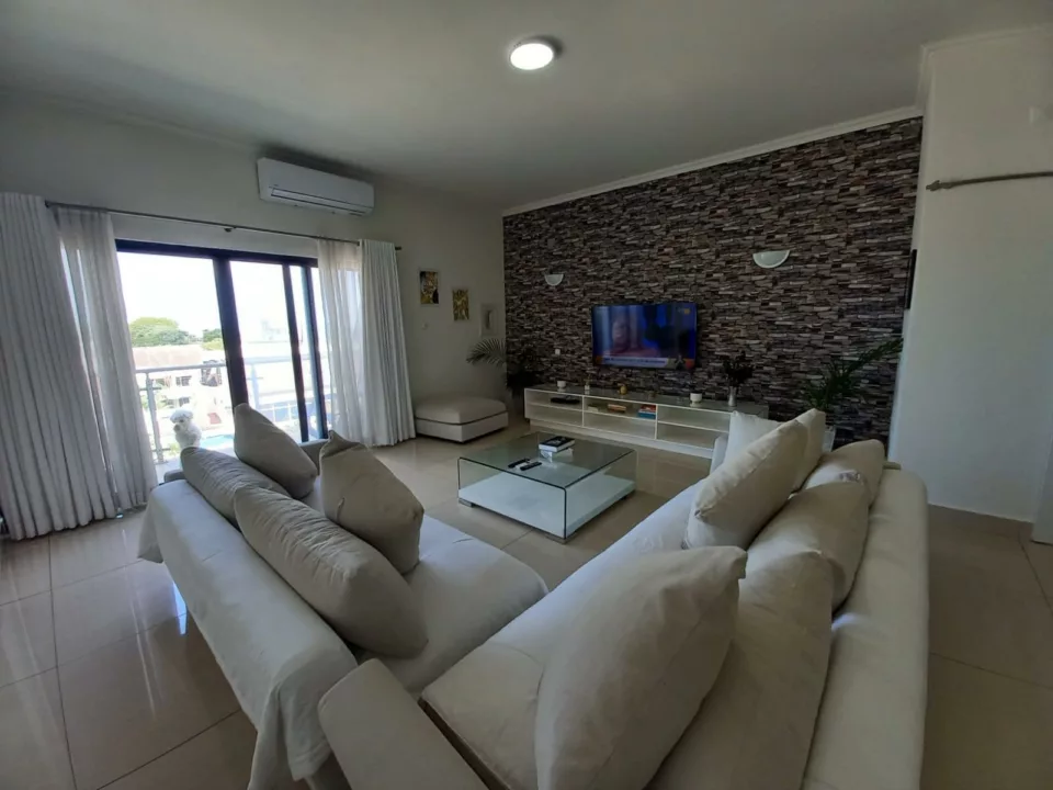 Apartamento T3 Mobilado de Luxo Disponível para Arrendamento no Condomínio Joss Village, Bairro Triunfo