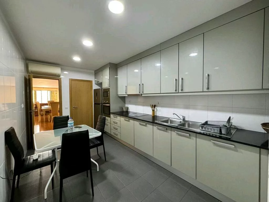 Arrendamento: Luxuoso Apartamento T3 Mobilado no Condomínio Imoinveste, Bairro da Polana