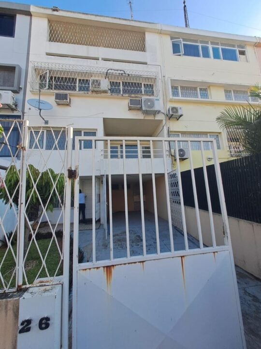 Arrendamento de Moradia Triplex T4 no Bairro da Coop, Rua da França