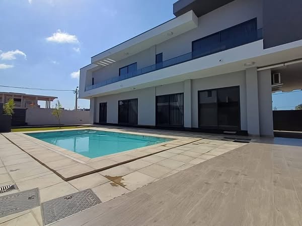 Arrendamento de Espaçosa e Moderna Moradia T4 no Bairro Triunfo Novo