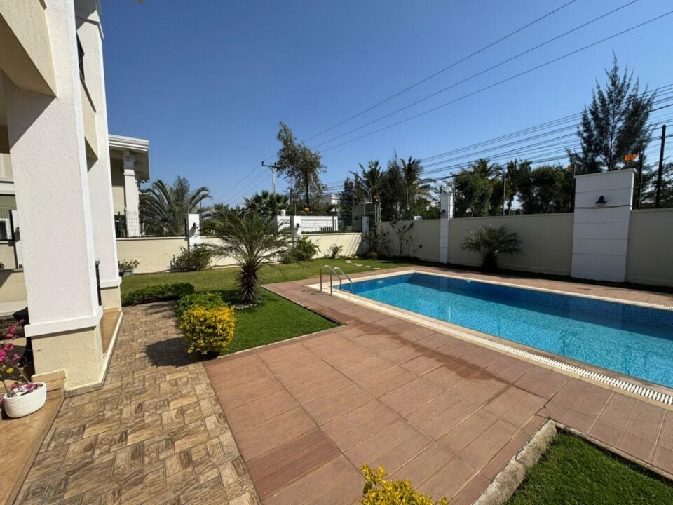 Arrendamento de Luxuosa Moradia T5+1 Mobilada no Condomínio Garden Park Premium, Matola