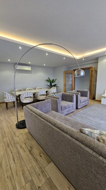 Arrendamento de Apartamento T3 Mobilado com Vista Mar no Condomínio Deco Assos, Av. Marginal – Triunfo