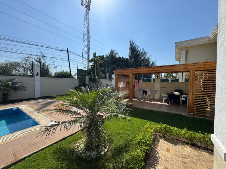 Arrendamento de Luxuosa Moradia T5+1 Mobilada no Condomínio Garden Park Premium, Matola