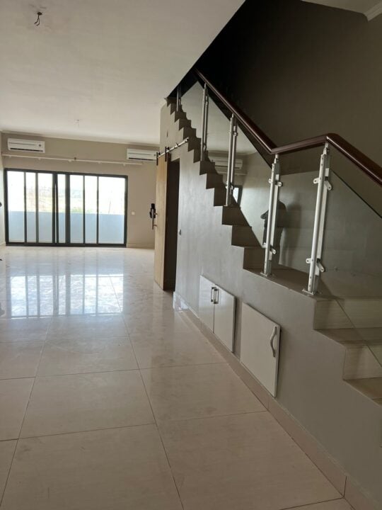 Vende-se Apartamento T3 Duplex no Condomínio Joss Village, Bairro do Triunfo