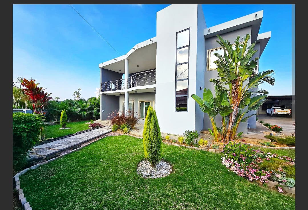 Vende-se Moradia Duplex T4+2 no Bairro Matola Rio, a 50 metros do controlo da Polícia da Matola Rio