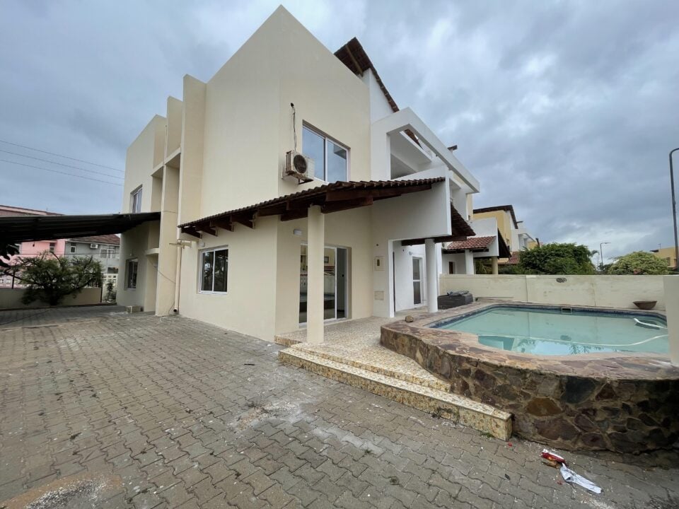 Arrenda-se Moradia Geminada T4 Dentro de Condomínio no Bairro Triunfo