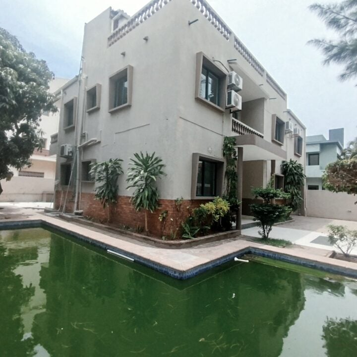 Arrenda-se Moradia Independente T5+1 na Rua dos Eucaliptos, Bairro Triunfo