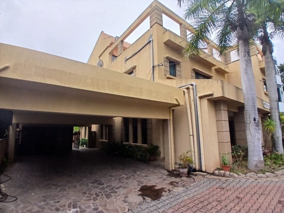 Arrenda-se Moradia T6+1 com Piscina e Jardim na Sommerschield 2, Maputo