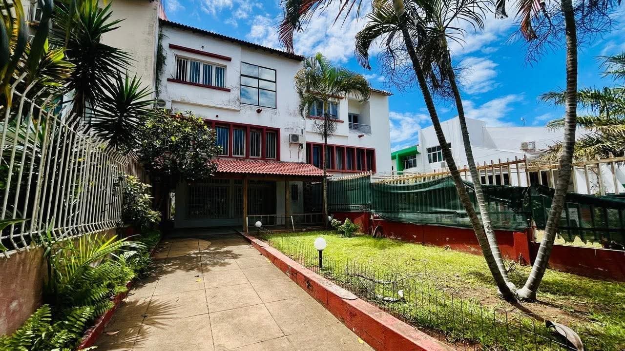 Vende-se Moradia Geminada T3 – Ponta Vermelha, Polana