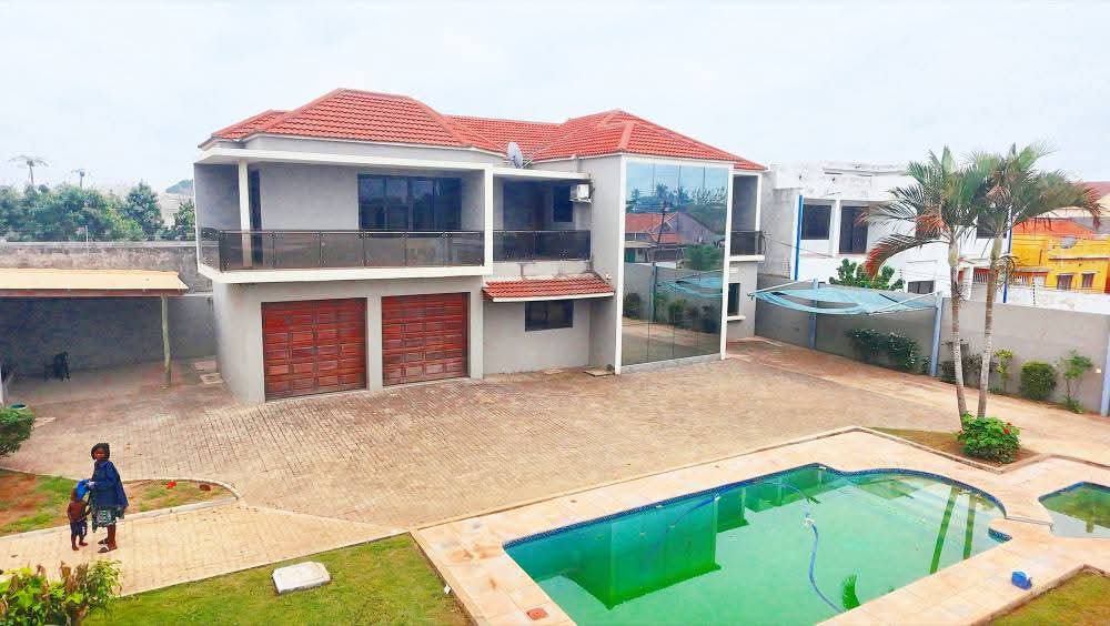 Vende-se Moradia T4 Duplex Próximo ao Posto Puma e WBHO, na Matola