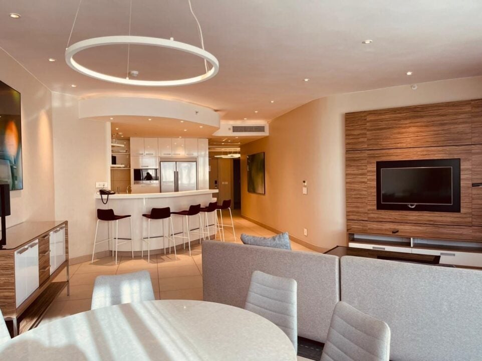 Apartamento T3 Luxuoso, Com Moveis e Vista Mar para Arrendar nas Torres Rani – Sommerschield