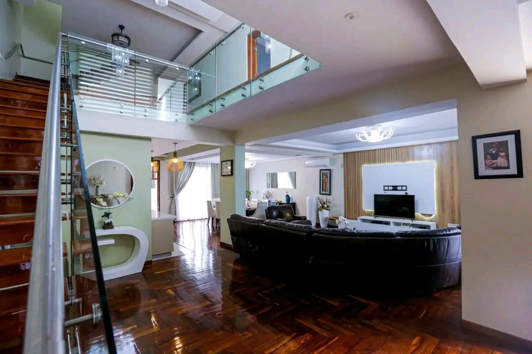 Arrenda-se Luxuosa Moradia T5 no Triunfo Novo