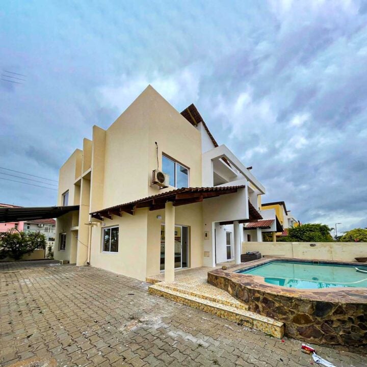 Moradia Geminada T4 para Arrendar em Condomínio no Triunfo