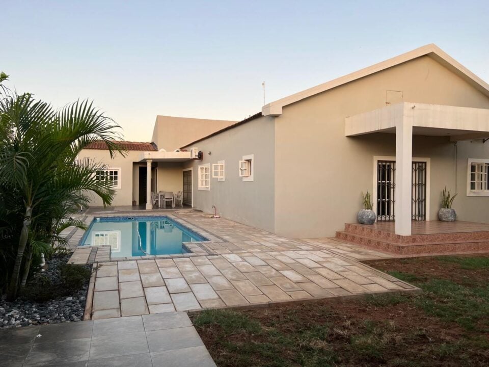 Casa Moderna T3 com Anexo T1 à Venda no Condomínio Malhapsene Village