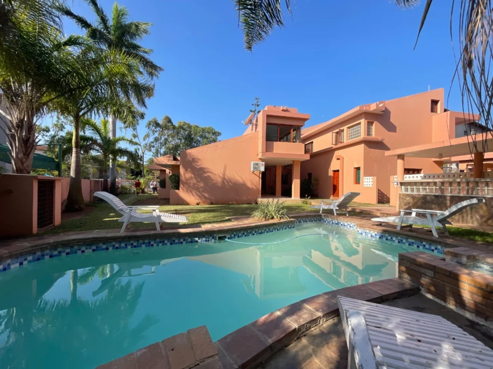 Arrenda-se Moradia T5 Super Luxuosa Com Piscina e Jardim Amplo no Condomínio Jambalão