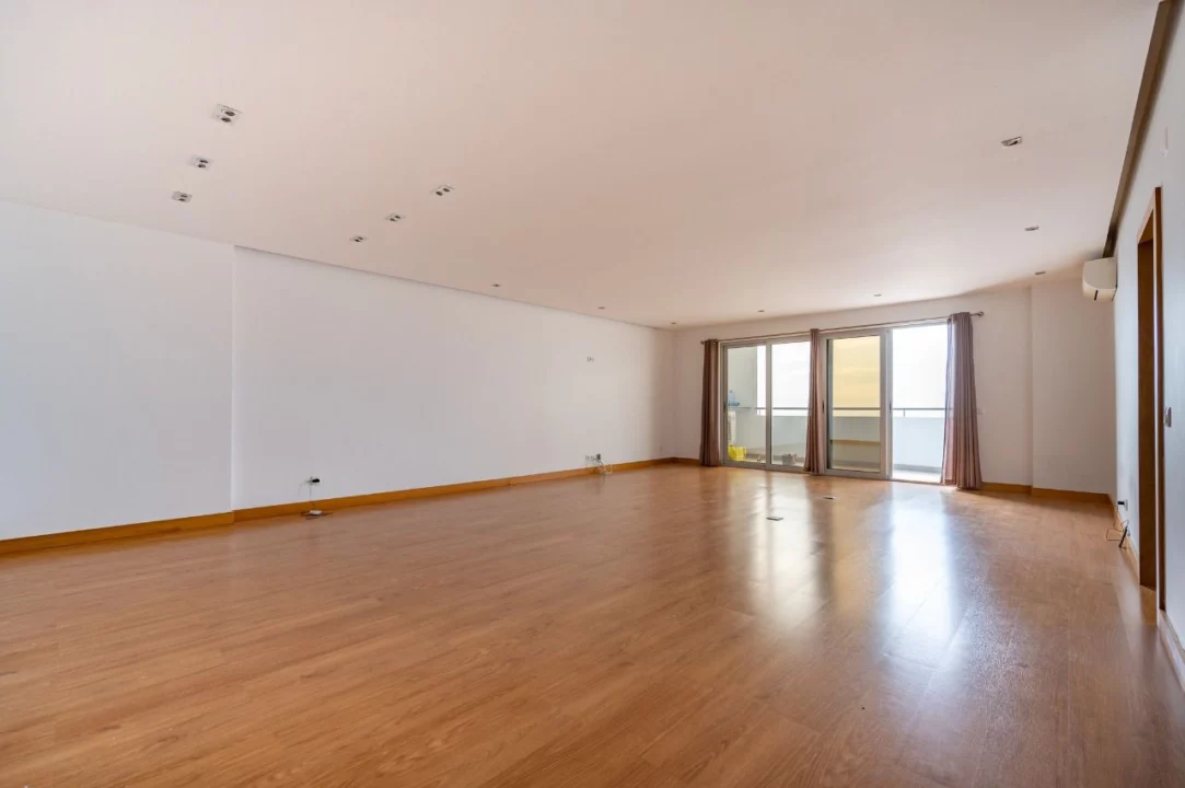 Apartamento T3 de 200m² com Vista Mar para Arrendar no Condomínio Imoinveste