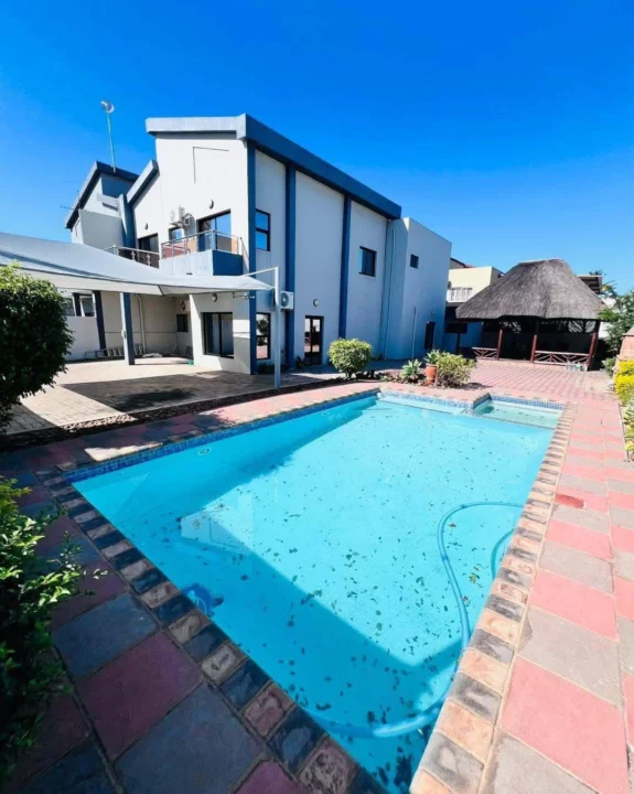 Moradia T3+1 com Piscina no Condomínio Bela Vista – Sommerschield | Arrendamento