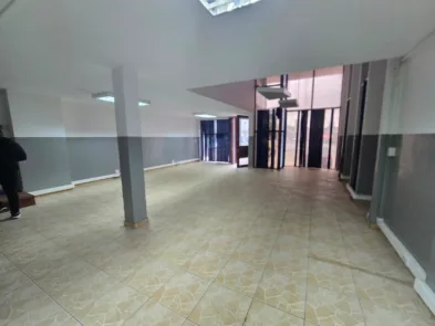 Escritórios com 300m2 de area com Escritório para aluguer em Matola - Matola 700