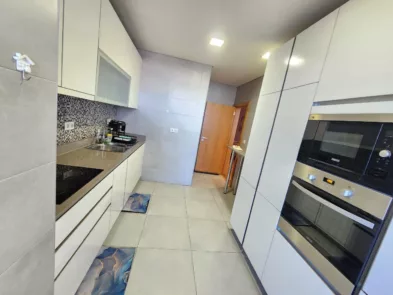Flat T3 Ginásio, Piscina, Varanda, Ar condicionado para compra - Maputo Pelo preco de 13500000 MZN