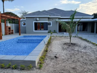 Vivenda Tipo 3 com 3 WC com terreno de 800m2 com Escritório, Jardim, Piscina, Ar condicionado disponivel para compra em Matola - Cidade da Matola